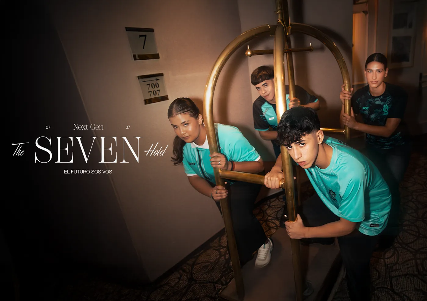 Campaña Next Gen — cuatro jugadores jóvenes en el pasillo de The Seven Hotel