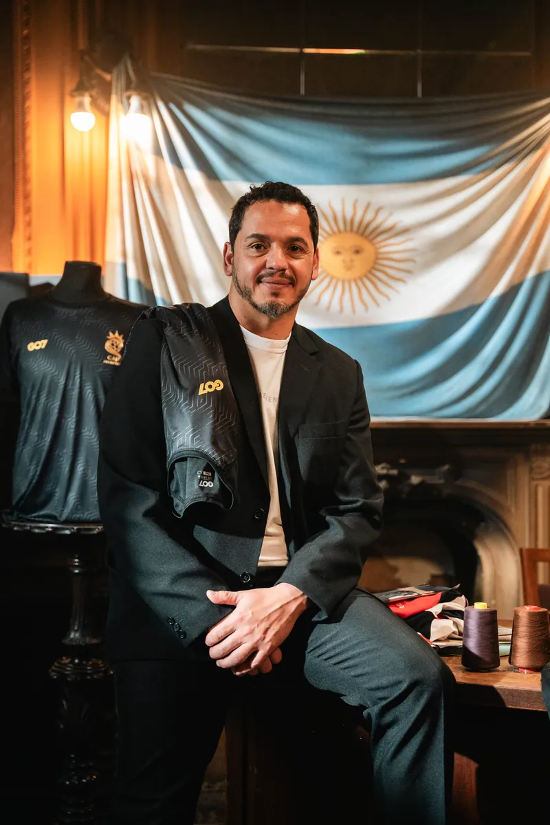 La camiseta Stay Gold al hombro, junto al maniquí con la pieza terminada